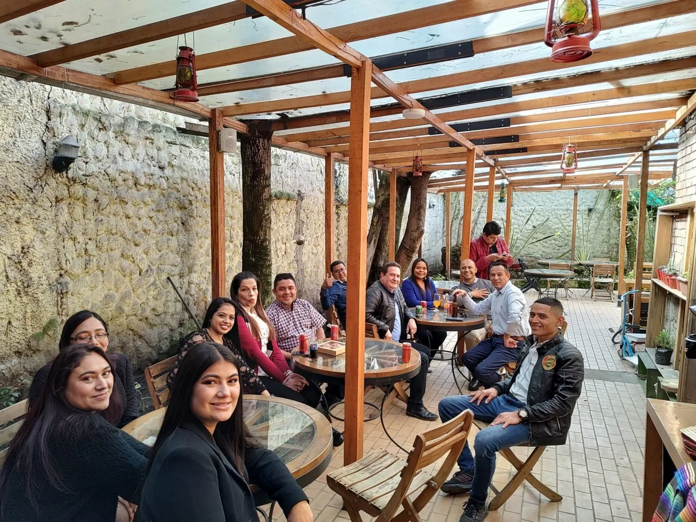 Equipo de Seguridad Súper compartiendo en un encuentro